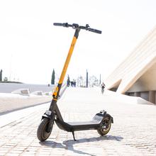 Trottinette électrique connecté Bongo série M30 de 700 W avec une autonomie allant jusqu'à 30 km, double système de freinage à disque de frein de haute précision et e-ABS avec freinage régénératif et système de conduite adaptative S-Driving System.