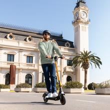 Trottinette électrique connecté Bongo série M30 de 700 W avec une autonomie allant jusqu'à 30 km, double système de freinage à disque de frein de haute précision et e-ABS avec freinage régénératif et système de conduite adaptative S-Driving System.