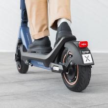 Trottinette électrique Bongo X45 Connected 750 W Premium avec une autonomie allant jusqu'à 45 km, Système de conduite adaptative S-Driving System qui maintient la vitesse totale dans les pentes et système de freinage utilisant un disque de frein avant de haute précision et un e-ABS avec freinage par récupération. Certifié conforme aux exigences du code de la route espagnol.