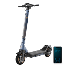 Trottinette électrique Bongo X45 Connected 750 W Premium avec une autonomie allant jusqu'à 45 km, Système de conduite adaptative S-Driving System qui maintient la vitesse totale dans les pentes et système de freinage utilisant un disque de frein avant de haute précision et un e-ABS avec freinage par récupération. Certifié conforme aux exigences du code de la route espagnol.