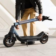 Trottinette électrique Bongo X45 Connected 750 W Premium avec une autonomie allant jusqu'à 45 km, Système de conduite adaptative S-Driving System qui maintient la vitesse totale dans les pentes et système de freinage utilisant un disque de frein avant de haute précision et un e-ABS avec freinage par récupération. Certifié conforme aux exigences du code de la route espagnol.