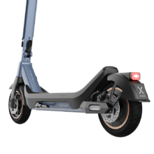 Bongo X45 Connected de 750 W Patinete eléctrico premium con una autonomía de hasta 45 km, sistema de conducción adaptativa S-Driving System que mantiene la velocidad total en pendientes y sistema de frenado mediante disco de freno delantero de alta precisión y e-ABS con frenada regenerativa. Certificado para cumplir con los requisitos de la normativa española de circulación.