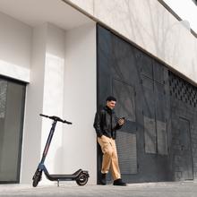 Trottinette électrique Bongo X45 Connected 750 W Premium avec une autonomie allant jusqu'à 45 km, Système de conduite adaptative S-Driving System qui maintient la vitesse totale dans les pentes et système de freinage utilisant un disque de frein avant de haute précision et un e-ABS avec freinage par récupération. Certifié conforme aux exigences du code de la route espagnol.