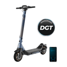 Bongo X45 Connected de 750 W Patinete eléctrico premium con una autonomía de hasta 45 km, sistema de conducción adaptativa S-Driving System que mantiene la velocidad total en pendientes y sistema de frenado mediante disco de freno delantero de alta precisión y e-ABS con frenada regenerativa. Certificado para cumplir con los requisitos de la normativa española de circulación.