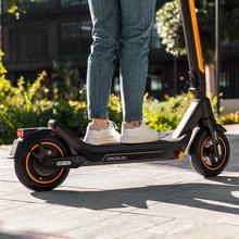 Bongo Serie X45 Sport Connected Patinete eléctrico de 900 W con una autonomía de  hasta 45 km, sistema de conducción adaptativa S-Driving System que mantiene la velocidad total en pendientes y sistema de frenado mediante disco de freno delantero de alta precisión y e-ABS con frenada regenerativa. Certificado para cumplir con los requisitos de la normativa española de circulación.