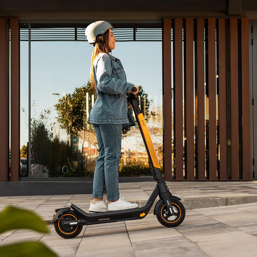 Cecotec Bongo X45 Sport Connected vista lateral con ruedas de 10 pulgadas