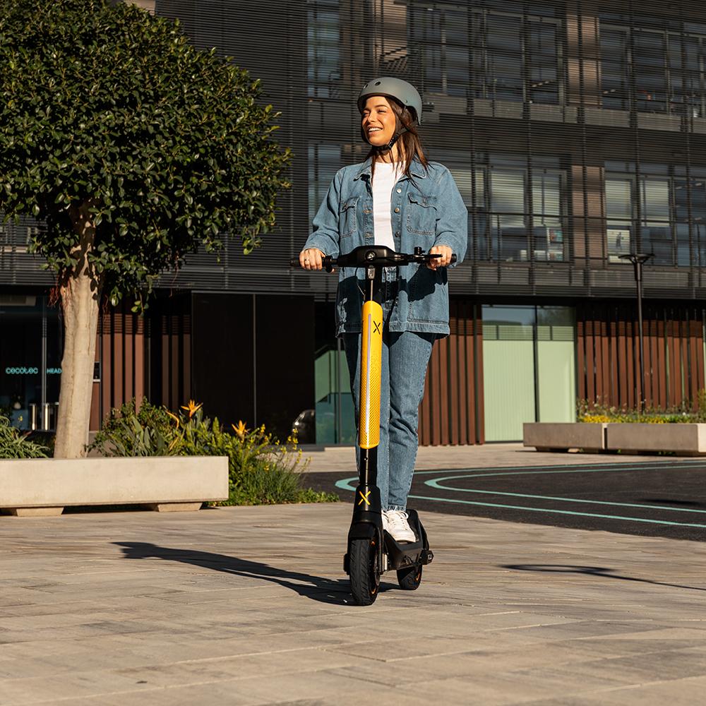Cecotec Bongo Serie X45 Sport Connected con casco en entorno urbano
