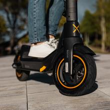 Bongo Serie X45 Sport Connected Patinete eléctrico de 900 W con una autonomía de  hasta 45 km, sistema de conducción adaptativa S-Driving System que mantiene la velocidad total en pendientes y sistema de frenado mediante disco de freno delantero de alta precisión y e-ABS con frenada regenerativa. Certificado para cumplir con los requisitos de la normativa española de circulación.