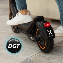 Bongo Serie X45 Sport Connected Patinete eléctrico de 900 W con una autonomía de  hasta 45 km, sistema de conducción adaptativa S-Driving System que mantiene la velocidad total en pendientes y sistema de frenado mediante disco de freno delantero de alta precisión y e-ABS con frenada regenerativa. Certificado para cumplir con los requisitos de la normativa española de circulación.