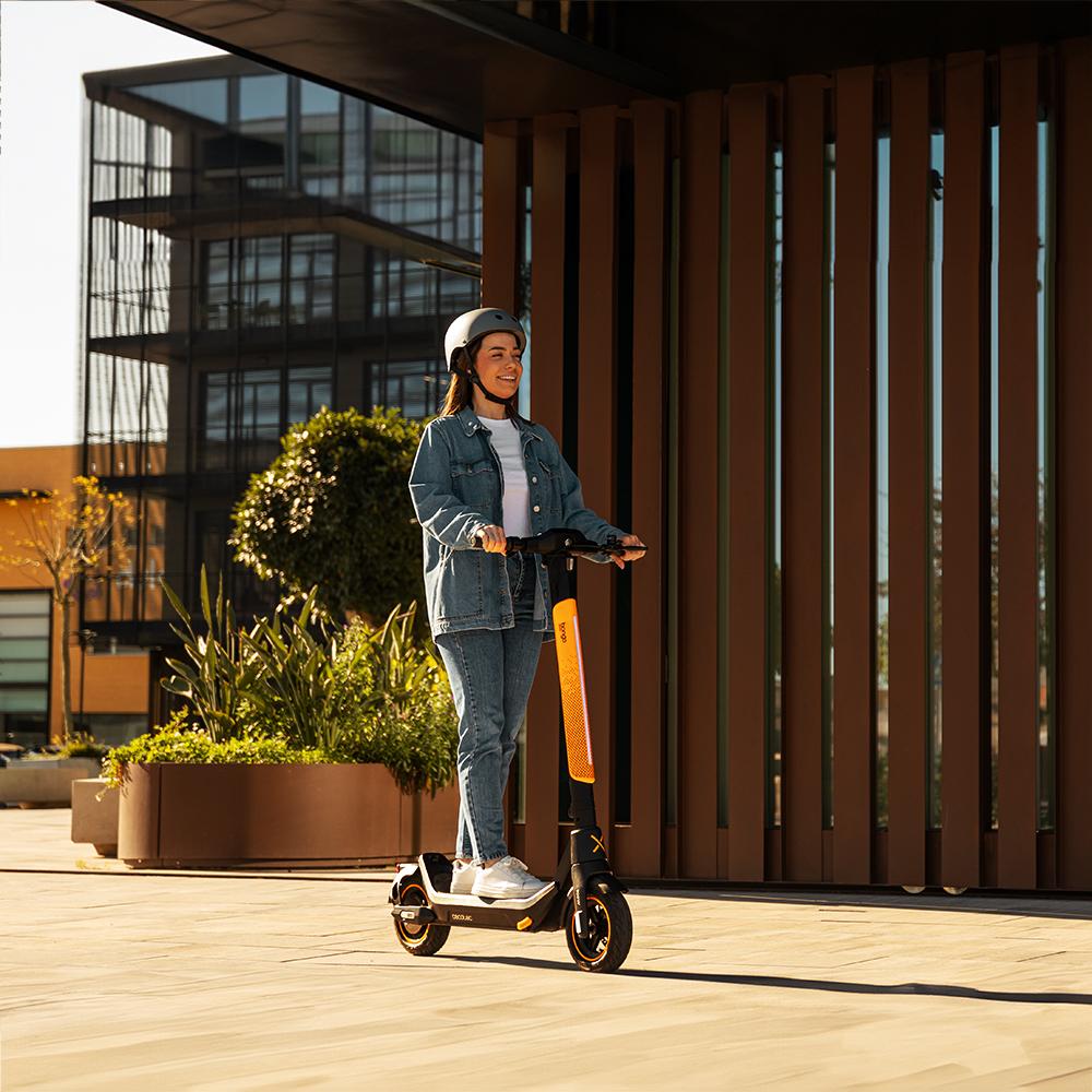 Patinete Cecotec Bongo Serie X45 Sport Connected circulando en ciudad