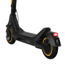 Bongo Serie X45 Sport Connected Patinete eléctrico de 900 W con una autonomía de  hasta 45 km, sistema de conducción adaptativa S-Driving System que mantiene la velocidad total en pendientes y sistema de frenado mediante disco de freno delantero de alta precisión y e-ABS con frenada regenerativa. Certificado para cumplir con los requisitos de la normativa española de circulación.