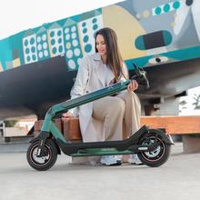 Bongo X65 Connected Patinete eléctrico premium de 1000 W con una autonomía de  hasta 65 km, sistema de conducción adaptativa S-Driving System que mantiene la velocidad total en pendientes y sistema triple de frenado mediante doble disco de freno de alta precisión y e-ABS con frenada regenerativa. Certificado para cumplir con los requisitos de la normativa española de circulación.