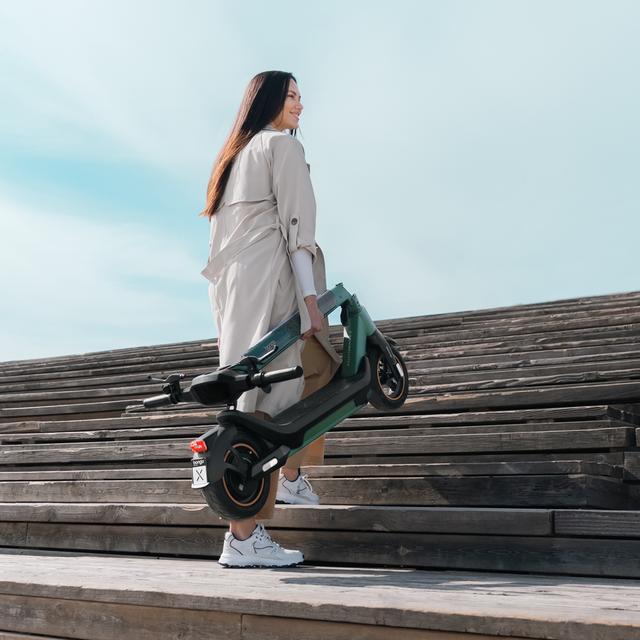 Bongo X65 Connected Patinete eléctrico premium de 1000 W con una autonomía de  hasta 65 km, sistema de conducción adaptativa S-Driving System que mantiene la velocidad total en pendientes y sistema triple de frenado mediante doble disco de freno de alta precisión y e-ABS con frenada regenerativa. Certificado para cumplir con los requisitos de la normativa española de circulación.