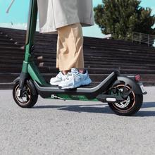 Trottinette électrique Bongo X65 Connected Premium 1000 W avec une autonomie allant jusqu'à 65 km,Système de conduite adaptative S-Driving System qui maintient la vitesse totale dans les pentes et triple système de freinage utilisant des doubles disques de frein de haute précision et un e-ABS avec freinage par récupération.