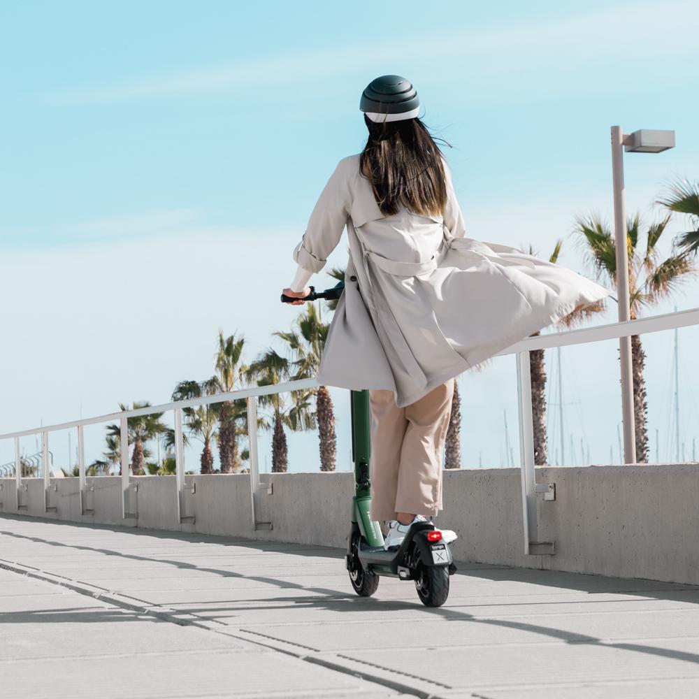 Patinete CECOTEC Bongo X65 Connected circulando por ciudad