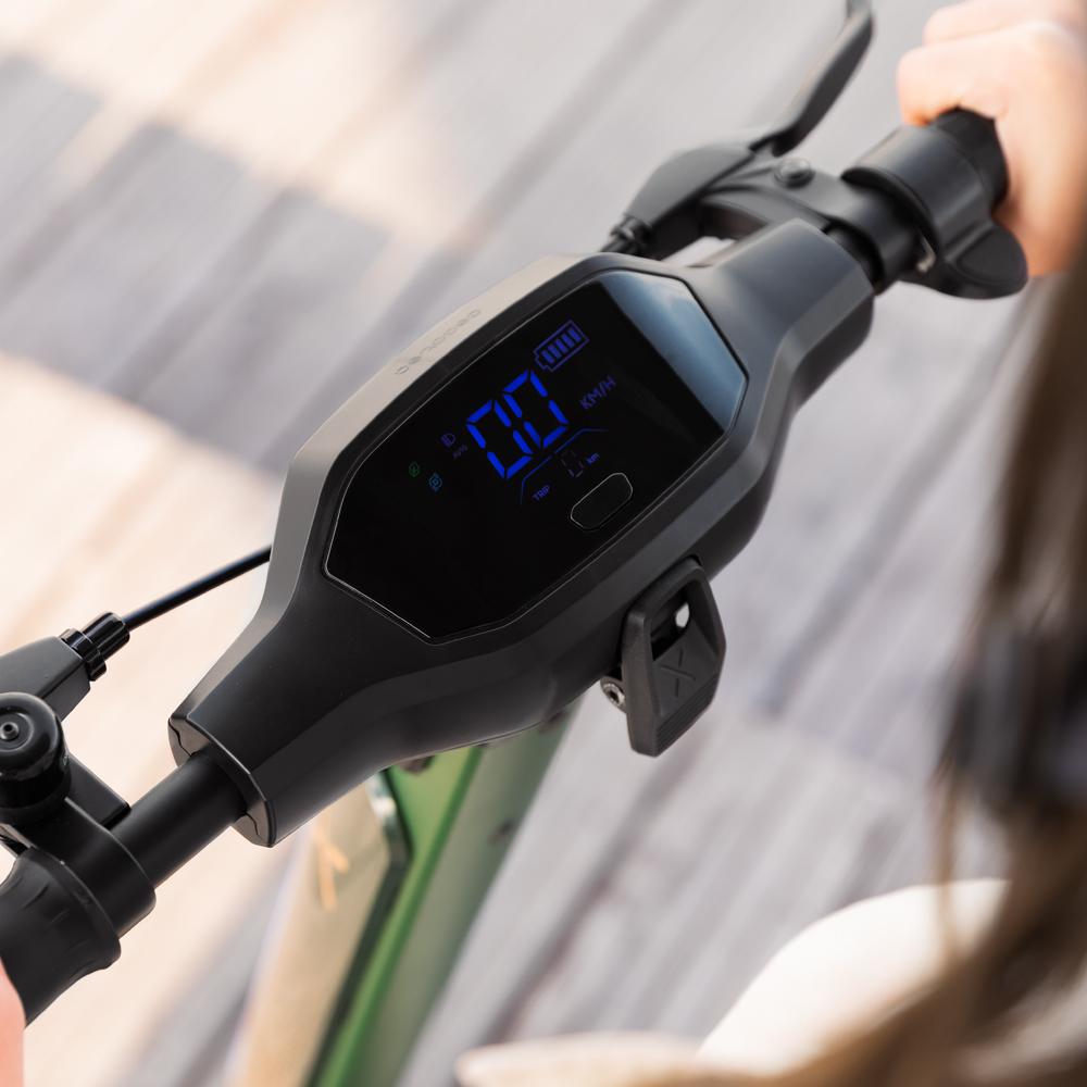 Detalle de pantalla y manillar del patinete eléctrico CECOTEC Bongo X65 Connected