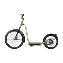 Bicinete Urban Bicinete eléctrico con motor de 1000 W (500 W nominal) y autonomía de 50 km. Rueda trasera de 20" y delantera de 26". Cumple con todos los requisitos de la nueva normativa española de circulación.