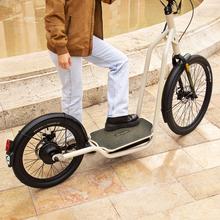 Bicinete Urban Bicinete eléctrico con motor de 1000 W (500 W nominal) y autonomía de 50 km. Rueda trasera de 20" y delantera de 26". Cumple con todos los requisitos de la nueva normativa española de circulación.