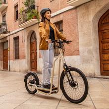 Bicinete Urban Bicinete eléctrico con motor de 1000 W (500 W nominal) y autonomía de 50 km. Rueda trasera de 20" y delantera de 26". Cumple con todos los requisitos de la nueva normativa española de circulación.