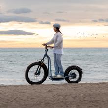 Bicinete Fat Bicinete eléctrico con motor de 1300 W (1000 W nominal) y autonomía de 60 km. Rueda Fat trasera de 20" y delantera de 26". Cumple con todos los requisitos de la nueva normativa española de circulación.