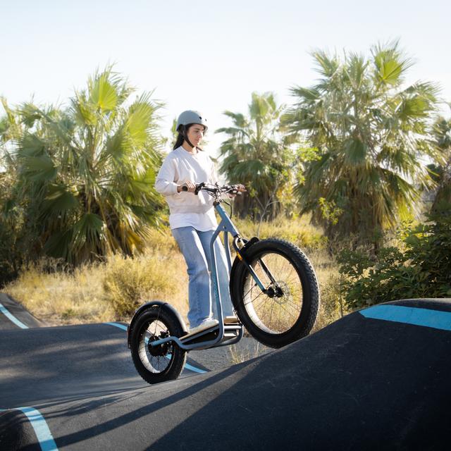 Bicinete Fat Bicinete eléctrico con motor de 1300 W (1000 W nominal) y autonomía de 60 km. Rueda Fat trasera de 20" y delantera de 26". Cumple con todos los requisitos de la nueva normativa española de circulación.