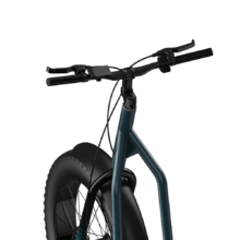 Bicinete Fat Bicinete eléctrico con motor de 1300 W (1000 W nominal) y autonomía de 60 km. Rueda Fat trasera de 20" y delantera de 26". Cumple con todos los requisitos de la nueva normativa española de circulación.