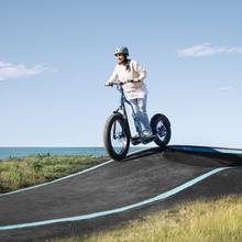 ‌Trotón Fat Footbike elétrica com motor de 1300 W (1000 W nominal) e com autonomia de 60 km. Roda Fat traseira de 20" e roda dianteira de 26". Cumpre todos os requisitos da nova regulamentação espanhola de trânsito rodoviário.