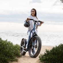 ‌Trotón Fat Footbike elétrica com motor de 1300 W (1000 W nominal) e com autonomia de 60 km. Roda Fat traseira de 20" e roda dianteira de 26". Cumpre todos os requisitos da nova regulamentação espanhola de trânsito rodoviário.