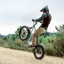 Bicinete Fat Suspension Patinete eléctrico con motor de 1300 W (1000 W nominal) y autonomía de 75 km. Rueda Fat trasera de 20" y delantera de 26" y suspensión delantera. Cumple con todos los requisitos de la nueva normativa española de circulación.