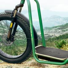 Bicinete Fat Suspension Patinete eléctrico con motor de 1300 W (1000 W nominal) y autonomía de 75 km. Rueda Fat trasera de 20" y delantera de 26" y suspensión delantera. Cumple con todos los requisitos de la nueva normativa española de circulación.