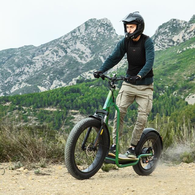 Bicinete Fat Suspension Patinete eléctrico con motor de 1300 W (1000 W nominal) y autonomía de 75 km. Rueda Fat trasera de 20" y delantera de 26" y suspensión delantera. Cumple con todos los requisitos de la nueva normativa española de circulación.