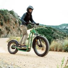 Bicinete Fat Suspension Patinete eléctrico con motor de 1300 W (1000 W nominal) y autonomía de 75 km. Rueda Fat trasera de 20" y delantera de 26" y suspensión delantera. Cumple con todos los requisitos de la nueva normativa española de circulación.