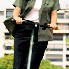 Bongo Serie M40 XL Connected DE Patinete eléctrico con potencia máxima de  700 W que permite superar pendientes y desplazarse por cualquier superficie. Con autonomía de hasta 40 km. Cumple con todos los requisitos de la nueva normativa alemana de circulación.