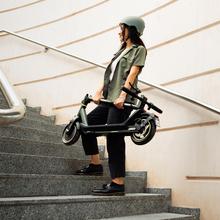 Bongo Serie M40 XL Connected DE Patinete eléctrico con potencia máxima de  700 W que permite superar pendientes y desplazarse por cualquier superficie. Con autonomía de hasta 40 km. Cumple con todos los requisitos de la nueva normativa alemana de circulación.