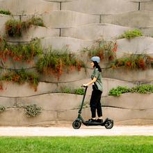 Bongo Serie M40 XL Connected DE Patinete eléctrico con potencia máxima de  700 W que permite superar pendientes y desplazarse por cualquier superficie. Con autonomía de hasta 40 km. Cumple con todos los requisitos de la nueva normativa alemana de circulación.