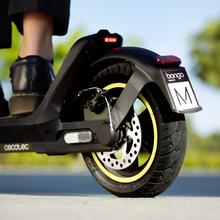 Bongo Serie M40 XL Connected DE Patinete eléctrico con potencia máxima de  700 W que permite superar pendientes y desplazarse por cualquier superficie. Con autonomía de hasta 40 km. Cumple con todos los requisitos de la nueva normativa alemana de circulación.