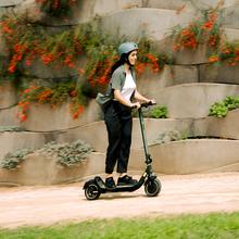 Bongo Serie M40 XL Connected DE Patinete eléctrico con potencia máxima de  700 W que permite superar pendientes y desplazarse por cualquier superficie. Con autonomía de hasta 40 km. Cumple con todos los requisitos de la nueva normativa alemana de circulación.