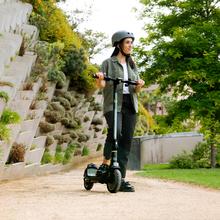 Bongo Serie M40 XL Connected DE Patinete eléctrico con potencia máxima de  700 W que permite superar pendientes y desplazarse por cualquier superficie. Con autonomía de hasta 40 km. Cumple con todos los requisitos de la nueva normativa alemana de circulación.