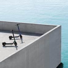 Bongo Serie X65 IT Connected DE Patinete eléctrico con potencia máxima de  1000 W que permite superar pendientes y desplazarse por cualquier superficie. Con autonomía de hasta 65 km. Cumple con todos los requisitos de la nueva normativa alemana de circulación.