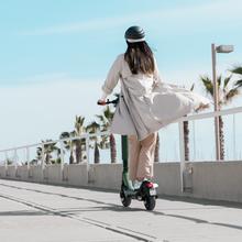 Bongo Serie X65 IT Connected DE Patinete eléctrico con potencia máxima de  1000 W que permite superar pendientes y desplazarse por cualquier superficie. Con autonomía de hasta 65 km. Cumple con todos los requisitos de la nueva normativa alemana de circulación.