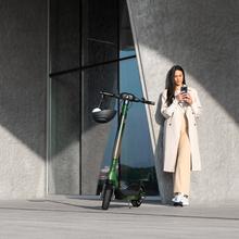 Bongo Serie X65 IT Connected DE Patinete eléctrico con potencia máxima de  1000 W que permite superar pendientes y desplazarse por cualquier superficie. Con autonomía de hasta 65 km. Cumple con todos los requisitos de la nueva normativa alemana de circulación.