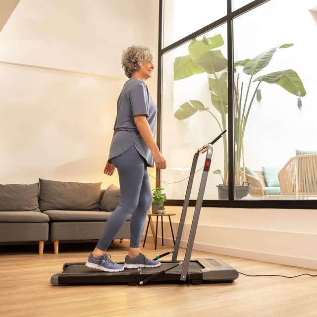 Cinta de andar ultracompacta CECOTEC DrumFit WayHome 600 Pad en uso doméstico