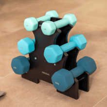 DrumFit Dumbbell 123 Neoprene Set de 6 mancuernas hexagonales sweatproof de 1, 2 y 3 Kg con recubrimiento de neopreno de alta adherencia para favorecer un mayor agarre y comodidad durante el ejercicio. Indicado para todo tipo de usuarios. Con soporte incluido para almacenarlas en el mínimo espacio.