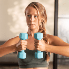 DrumFit Dumbbell 123 Neoprene Set de 6 mancuernas hexagonales sweatproof de 1, 2 y 3 Kg con recubrimiento de neopreno de alta adherencia para favorecer un mayor agarre y comodidad durante el ejercicio. Indicado para todo tipo de usuarios. Con soporte incluido para almacenarlas en el mínimo espacio.