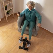 DrumFit Cycle Compact Pedali statici con resistenza manuale, la soluzione ideale per esercitare gambe o braccia nel modo più comodo e pratico grazie alle dimensioni ultra ridotte e all'utilizzo facile e intuitivo, adatto a utenti di qualsiasi età e condizione.