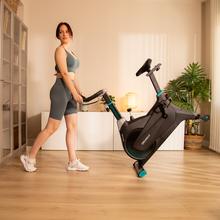 DrumFit Indoor 4000 Magno Connected Indoor bike con resistenza magnetica per un allenamento silenzioso, connettività Bluetooth, design sportivo compatto, sella e manubrio ergonomici e regolabili, schermo LCD, porta tablet, fermapiedi e ruote per il trasporto.