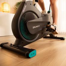 DrumFit Indoor 4000 Magno Connected Indoor bike con resistenza magnetica per un allenamento silenzioso, connettività Bluetooth, design sportivo compatto, sella e manubrio ergonomici e regolabili, schermo LCD, porta tablet, fermapiedi e ruote per il trasporto.