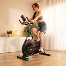 DrumFit Indoor 4000 Magno Connected Indoor bike con resistenza magnetica per un allenamento silenzioso, connettività Bluetooth, design sportivo compatto, sella e manubrio ergonomici e regolabili, schermo LCD, porta tablet, fermapiedi e ruote per il trasporto.