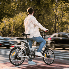 Flexy-Elektrofahrrad Zusammenklappbares Elektrofahrrad mit 35 km Reichweite, 20 Zoll und Doppelscheibenbremsen.