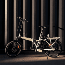 Bicicleta eléctrica Flexy La bicicleta eléctrica plegable es perfecta para desplazamientos urbanos y aventuras al aire libre. Con una autonomía de 35 km, puedes recorrer grandes distancias sin preocuparte por la batería. Sus ruedas de 20" ofrecen gran agarre y adherencia, mientras que el sistema de doble freno de disco garantiza la máxima seguridad en cada trayecto. Además, el cuadro de acero Hi-Ten proporciona una gran resistencia y durabilidad.